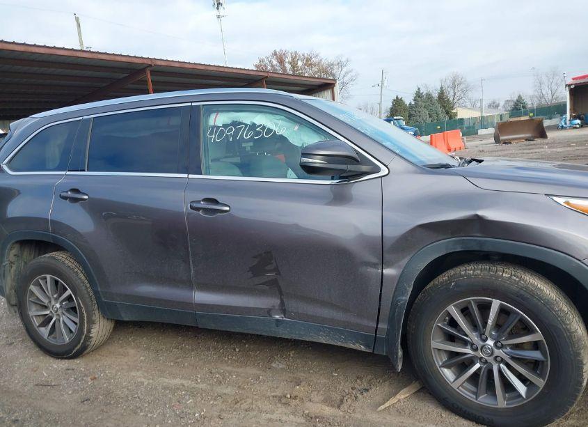 Photo 13 of 2019 Toyota Highlander XLE (VIN 5TDJZRFH4KS585063)