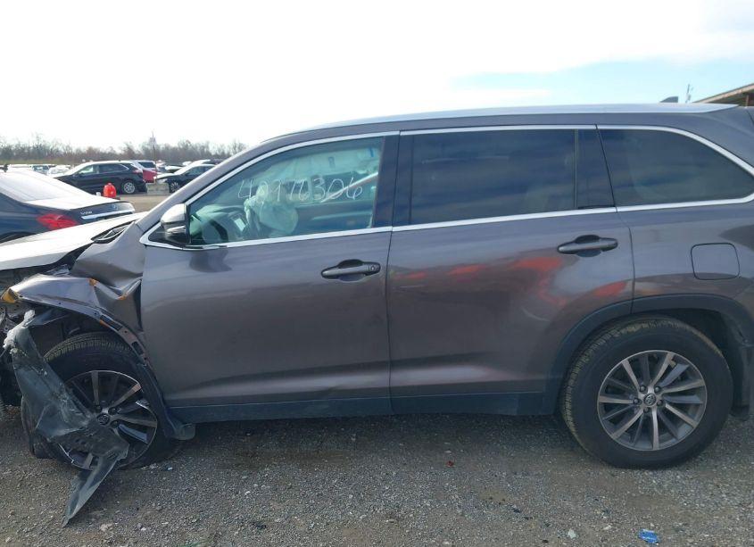 Photo 14 of 2019 Toyota Highlander XLE (VIN 5TDJZRFH4KS585063)