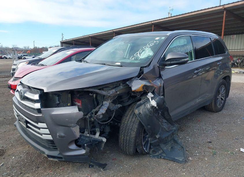 Photo 2 of 2019 Toyota Highlander XLE (VIN 5TDJZRFH4KS585063)