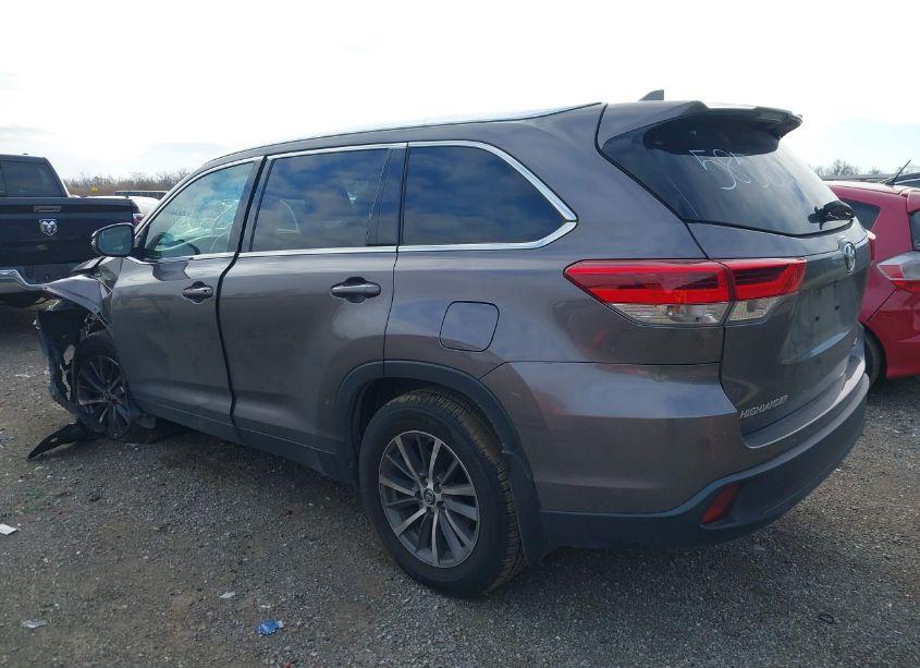 Photo 3 of 2019 Toyota Highlander XLE (VIN 5TDJZRFH4KS585063)
