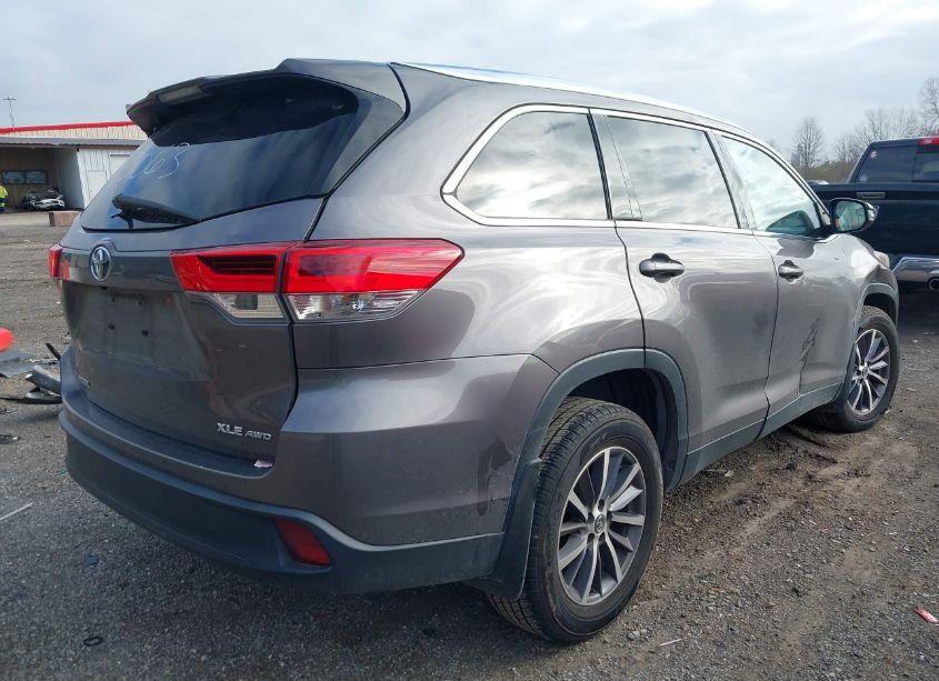 Photo 4 of 2019 Toyota Highlander XLE (VIN 5TDJZRFH4KS585063)