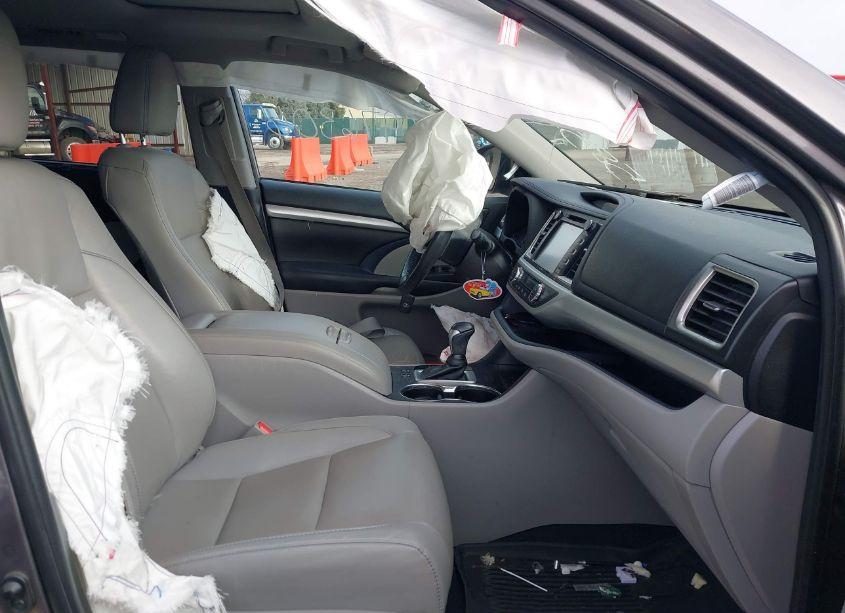 Photo 5 of 2019 Toyota Highlander XLE (VIN 5TDJZRFH4KS585063)