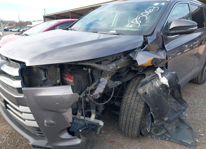 Photo 6 of 2019 Toyota Highlander XLE (VIN 5TDJZRFH4KS585063)
