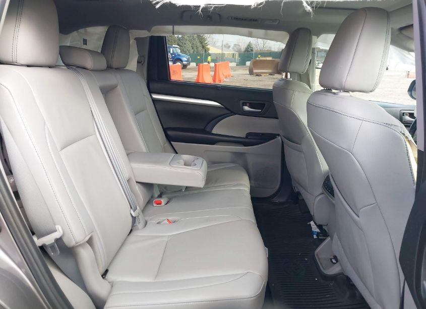 Photo 8 of 2019 Toyota Highlander XLE (VIN 5TDJZRFH4KS585063)