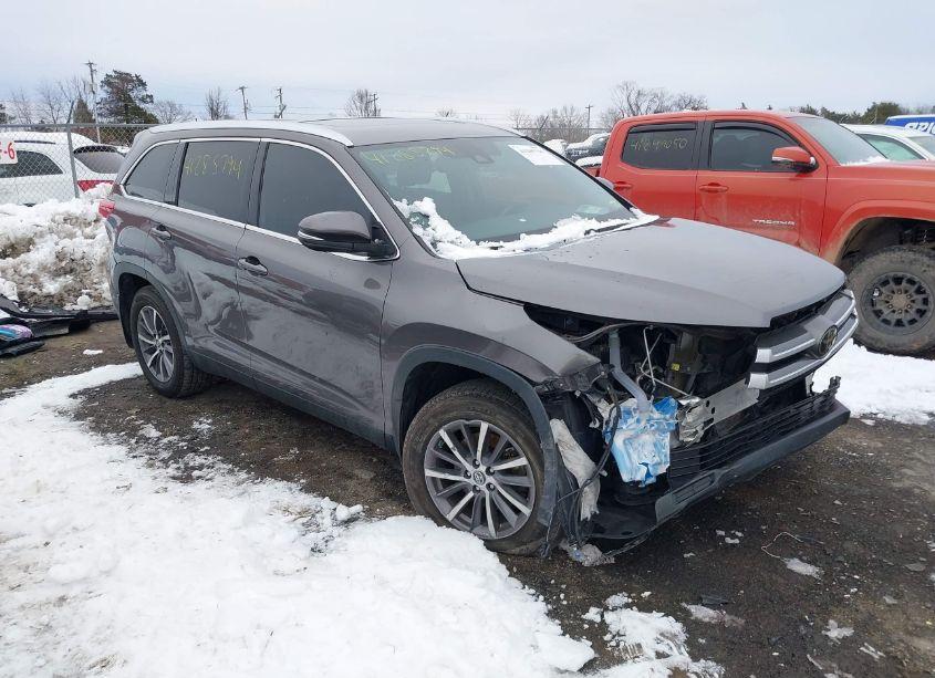 2019 Toyota Highlander XLE (VIN 5TDJZRFH4KS589338) main photo