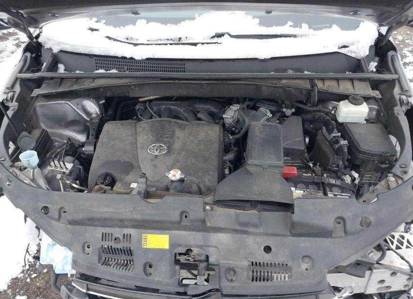 Photo 10 of 2019 Toyota Highlander XLE (VIN 5TDJZRFH4KS589338)