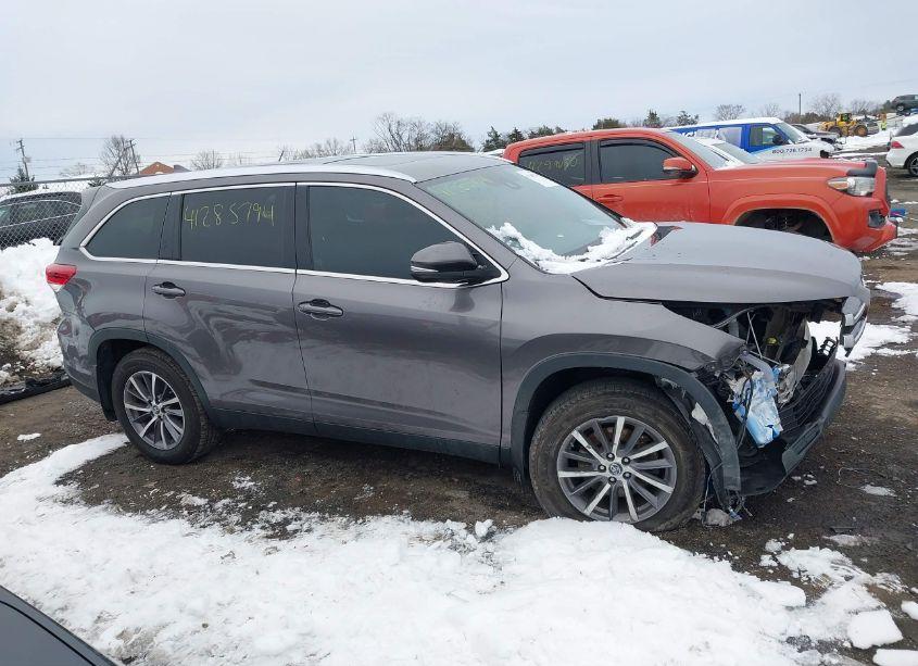 Photo 13 of 2019 Toyota Highlander XLE (VIN 5TDJZRFH4KS589338)