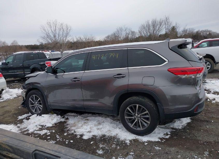 Photo 14 of 2019 Toyota Highlander XLE (VIN 5TDJZRFH4KS589338)