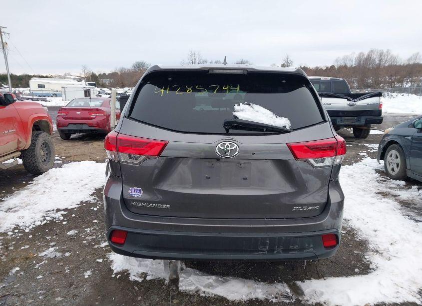Photo 16 of 2019 Toyota Highlander XLE (VIN 5TDJZRFH4KS589338)