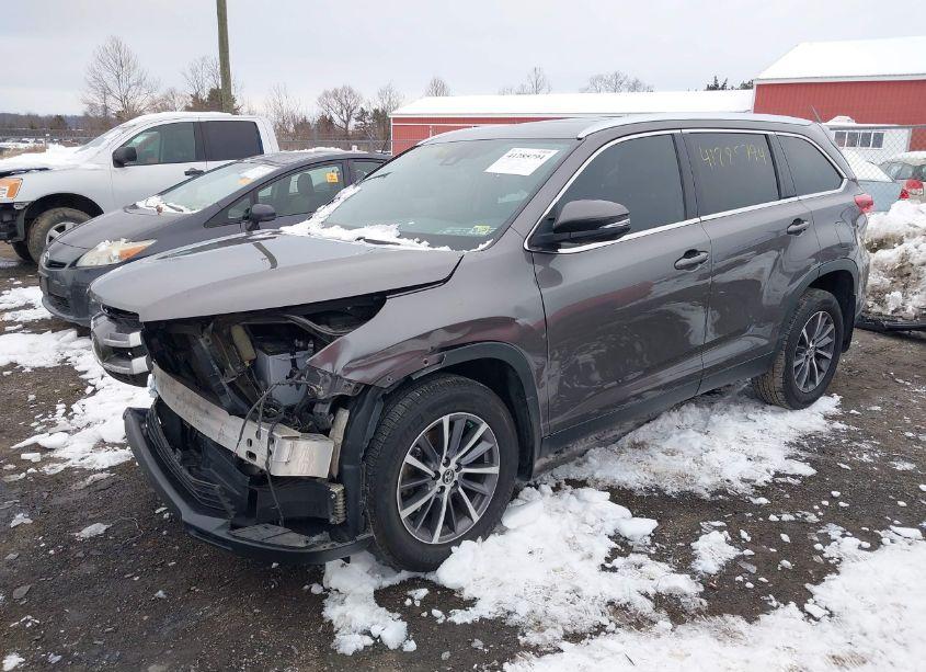 Photo 2 of 2019 Toyota Highlander XLE (VIN 5TDJZRFH4KS589338)