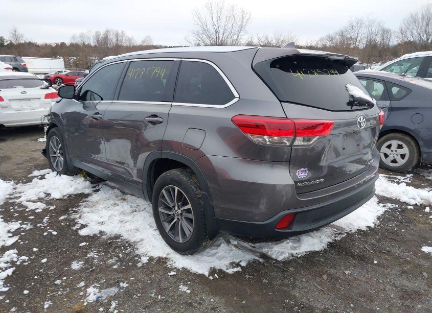 Photo 3 of 2019 Toyota Highlander XLE (VIN 5TDJZRFH4KS589338)