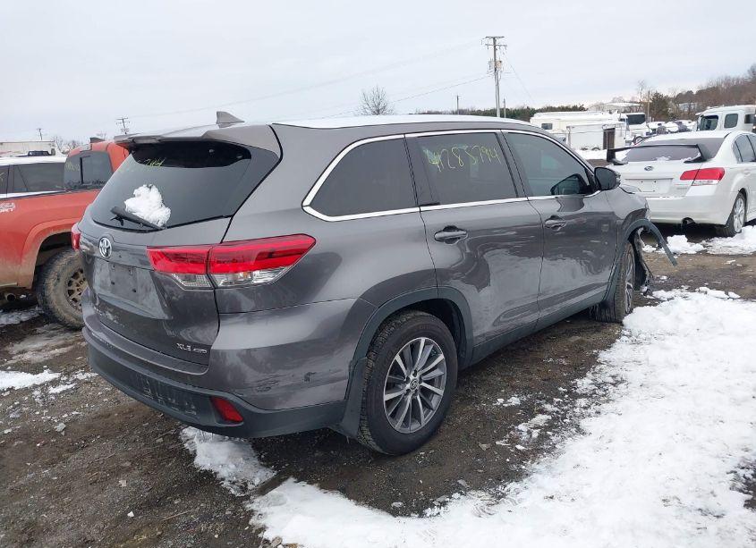 Photo 4 of 2019 Toyota Highlander XLE (VIN 5TDJZRFH4KS589338)