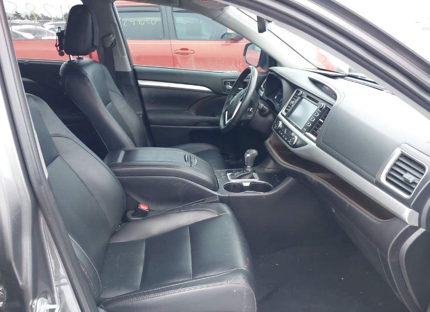 Photo 5 of 2019 Toyota Highlander XLE (VIN 5TDJZRFH4KS589338)
