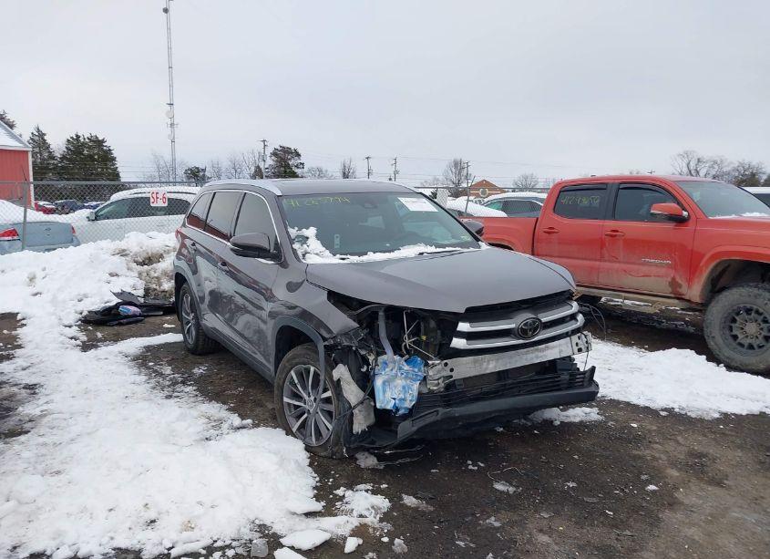 Photo 6 of 2019 Toyota Highlander XLE (VIN 5TDJZRFH4KS589338)