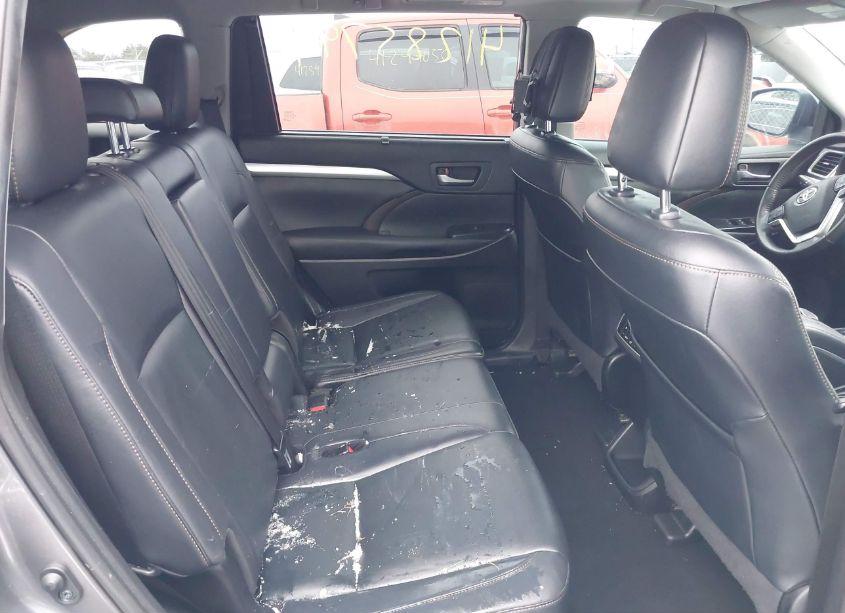 Photo 8 of 2019 Toyota Highlander XLE (VIN 5TDJZRFH4KS589338)