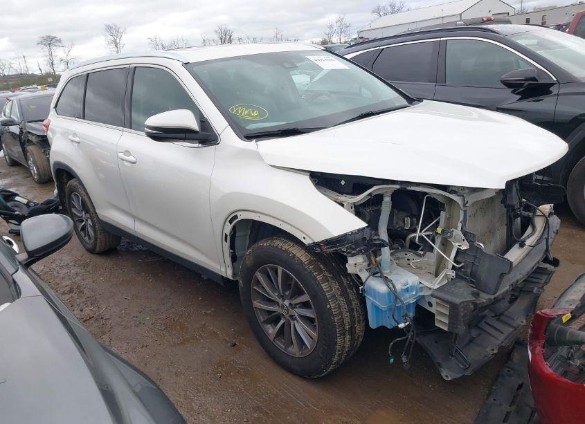 2019 Toyota Highlander XLE (VIN 5TDJZRFH4KS608082) main photo
