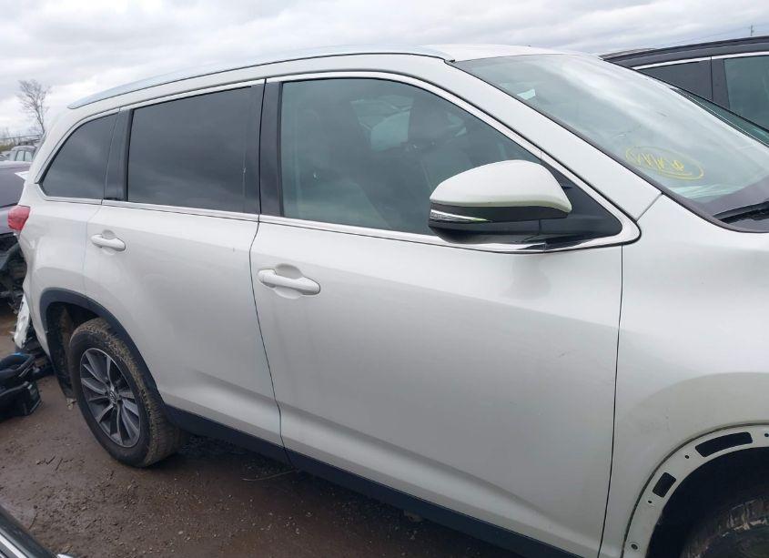 Photo 14 of 2019 Toyota Highlander XLE (VIN 5TDJZRFH4KS608082)