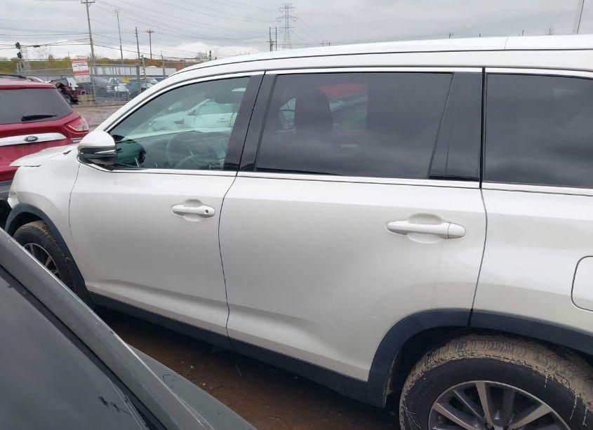 Photo 15 of 2019 Toyota Highlander XLE (VIN 5TDJZRFH4KS608082)