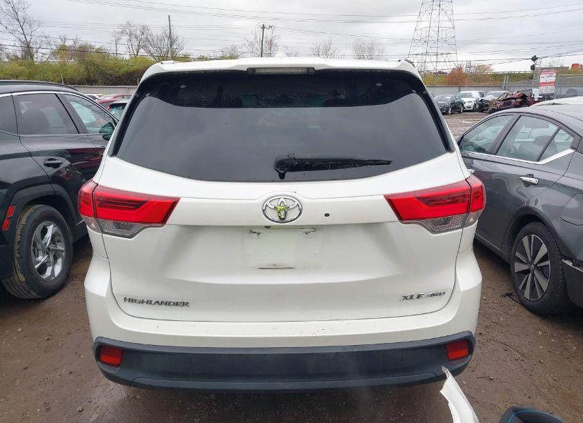 Photo 17 of 2019 Toyota Highlander XLE (VIN 5TDJZRFH4KS608082)