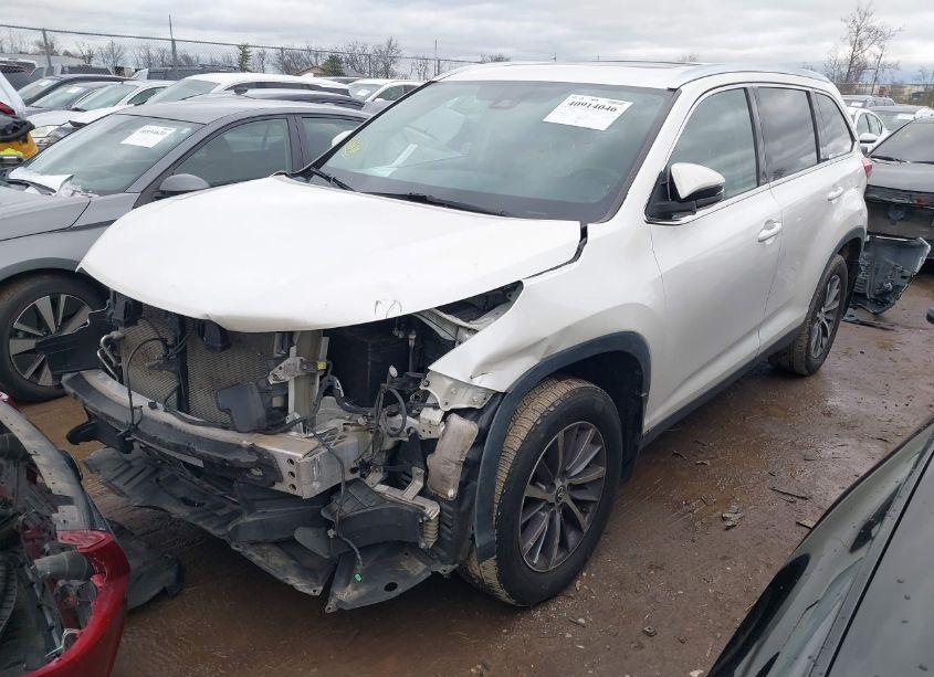 Photo 2 of 2019 Toyota Highlander XLE (VIN 5TDJZRFH4KS608082)