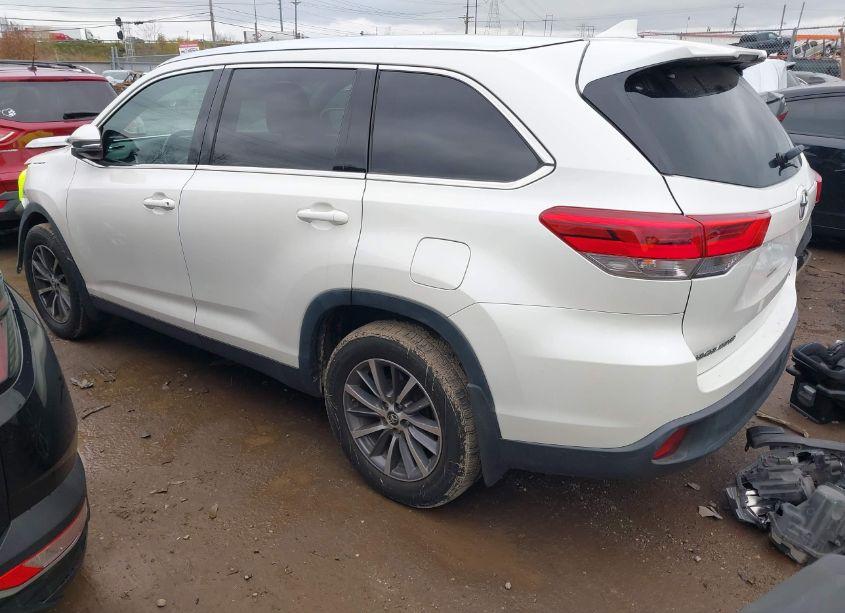 Photo 3 of 2019 Toyota Highlander XLE (VIN 5TDJZRFH4KS608082)