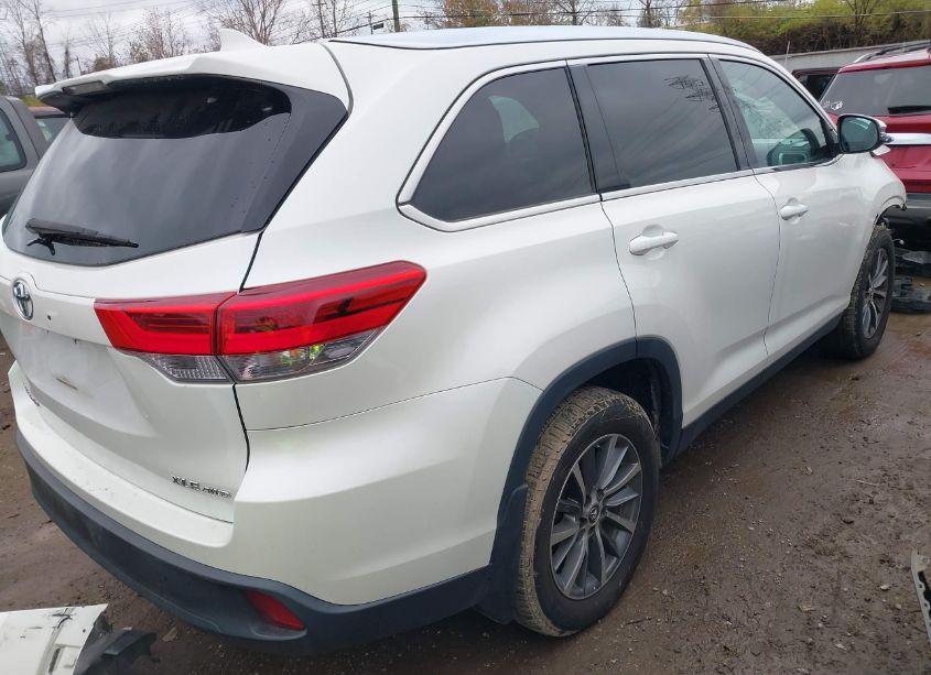Photo 4 of 2019 Toyota Highlander XLE (VIN 5TDJZRFH4KS608082)