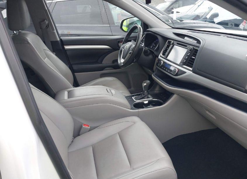 Photo 5 of 2019 Toyota Highlander XLE (VIN 5TDJZRFH4KS608082)