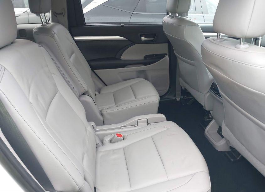 Photo 8 of 2019 Toyota Highlander XLE (VIN 5TDJZRFH4KS608082)