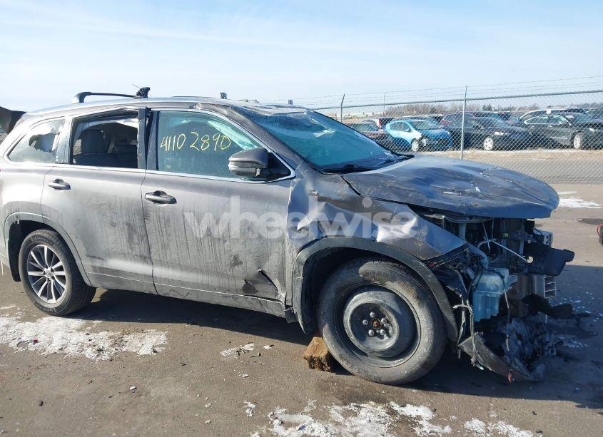 Photo 14 of 2019 Toyota Highlander XLE (VIN 5TDJZRFH4KS614657)