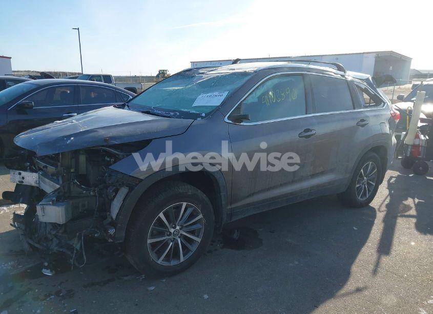 Photo 2 of 2019 Toyota Highlander XLE (VIN 5TDJZRFH4KS614657)