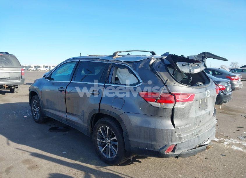 Photo 3 of 2019 Toyota Highlander XLE (VIN 5TDJZRFH4KS614657)