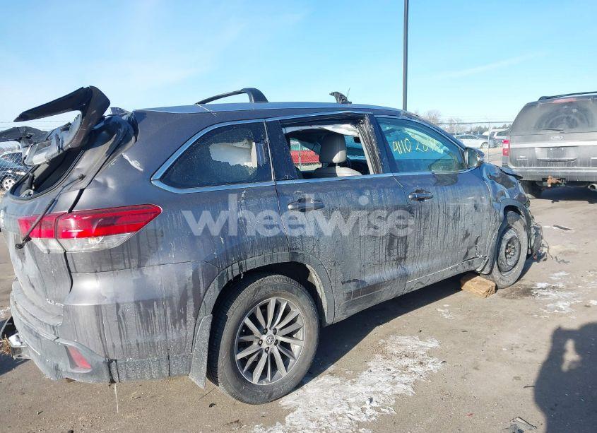 Photo 4 of 2019 Toyota Highlander XLE (VIN 5TDJZRFH4KS614657)