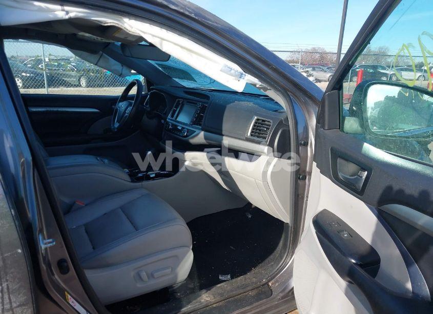 Photo 5 of 2019 Toyota Highlander XLE (VIN 5TDJZRFH4KS614657)