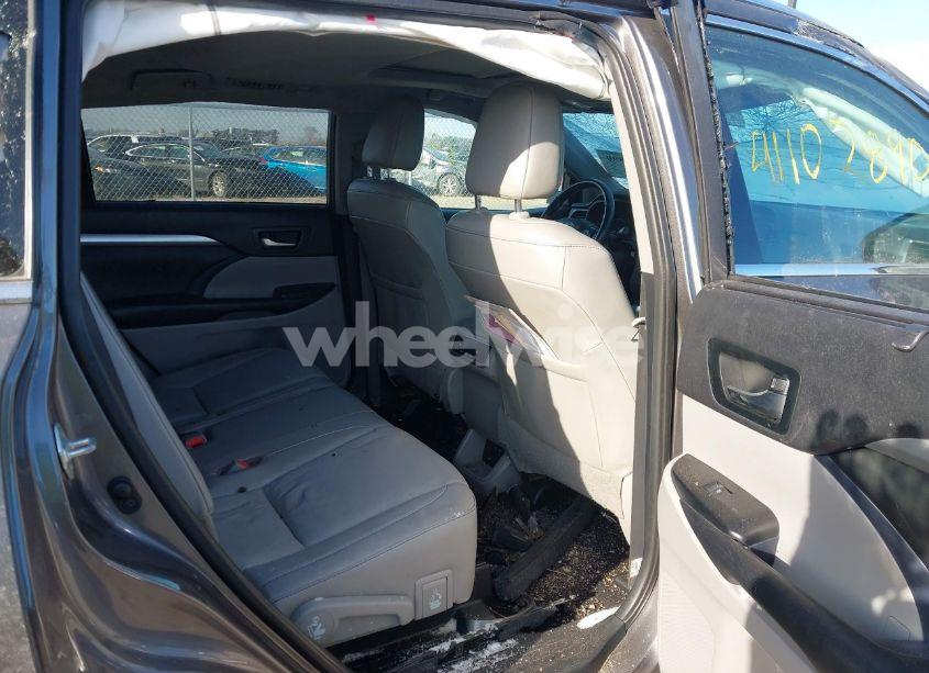 Photo 8 of 2019 Toyota Highlander XLE (VIN 5TDJZRFH4KS614657)