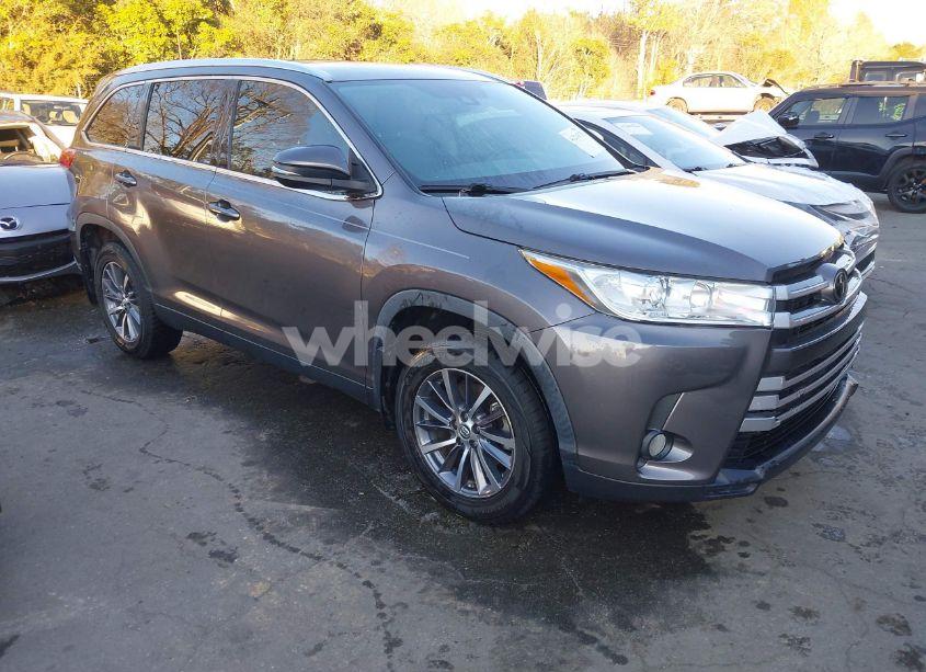 2019 Toyota Highlander XLE (VIN 5TDJZRFH4KS620734) main photo