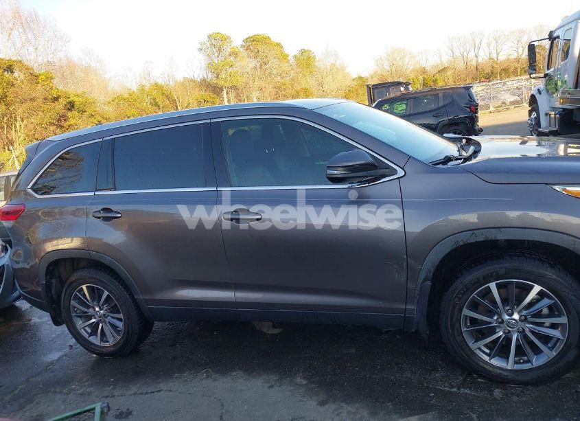 Photo 13 of 2019 Toyota Highlander XLE (VIN 5TDJZRFH4KS620734)