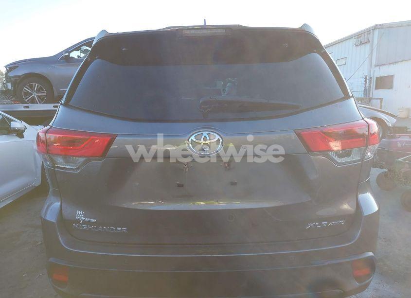 Photo 16 of 2019 Toyota Highlander XLE (VIN 5TDJZRFH4KS620734)