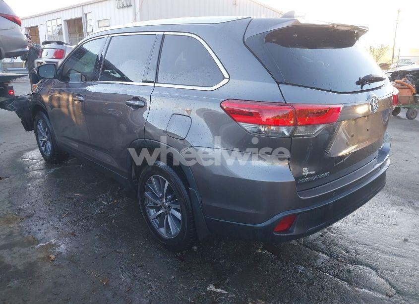 Photo 3 of 2019 Toyota Highlander XLE (VIN 5TDJZRFH4KS620734)