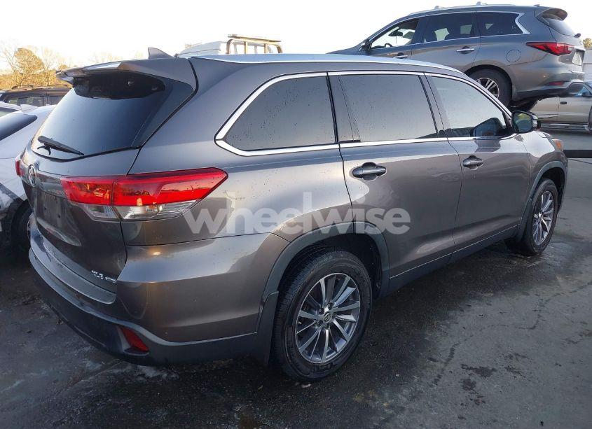 Photo 4 of 2019 Toyota Highlander XLE (VIN 5TDJZRFH4KS620734)