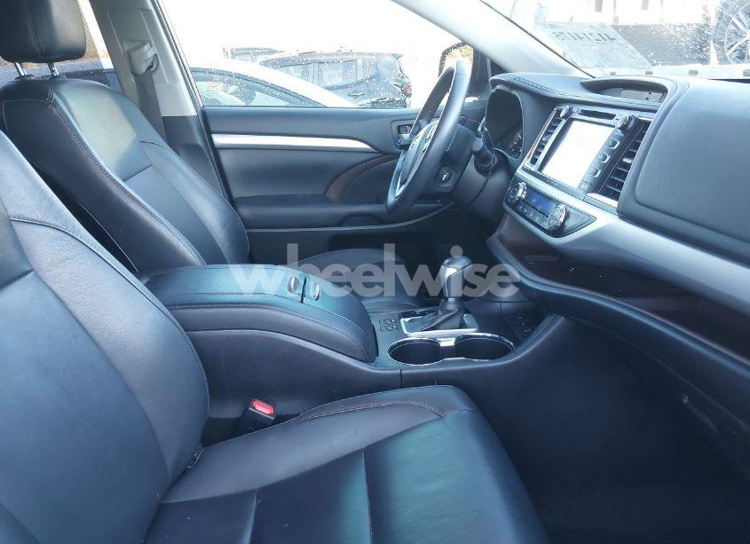 Photo 5 of 2019 Toyota Highlander XLE (VIN 5TDJZRFH4KS620734)