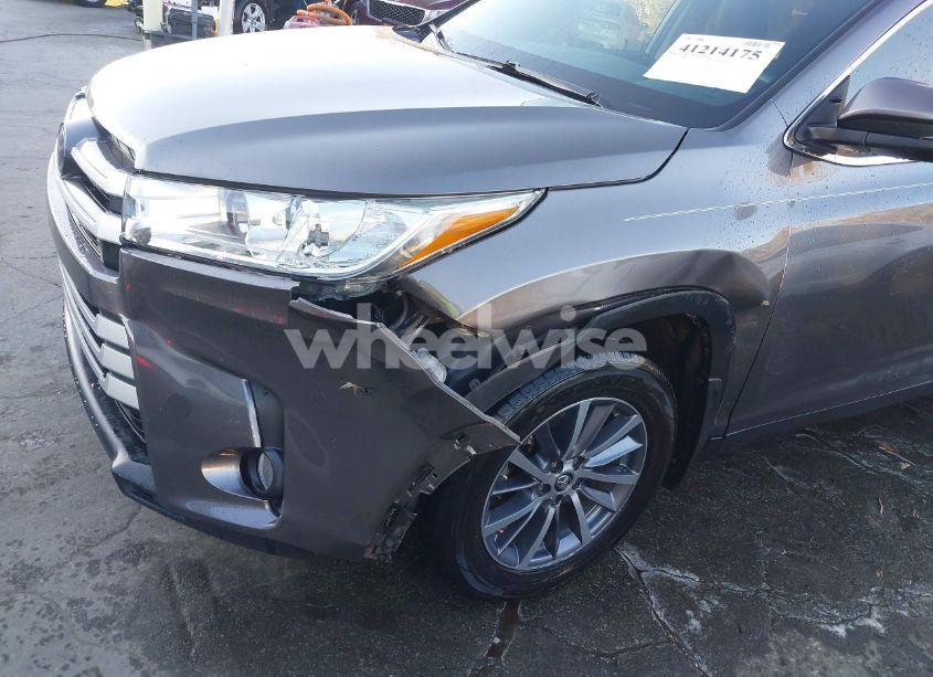 Photo 6 of 2019 Toyota Highlander XLE (VIN 5TDJZRFH4KS620734)
