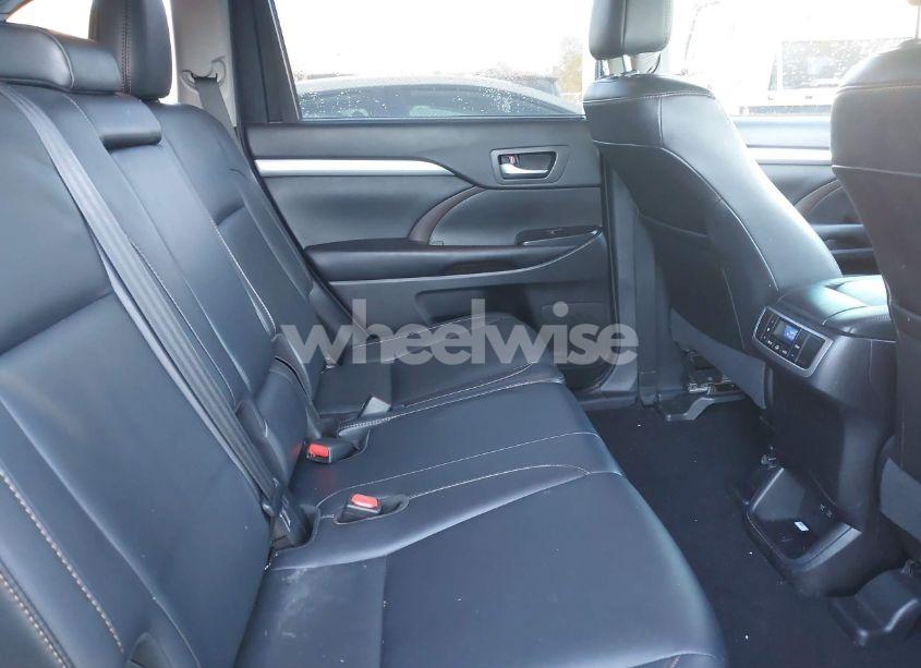 Photo 8 of 2019 Toyota Highlander XLE (VIN 5TDJZRFH4KS620734)