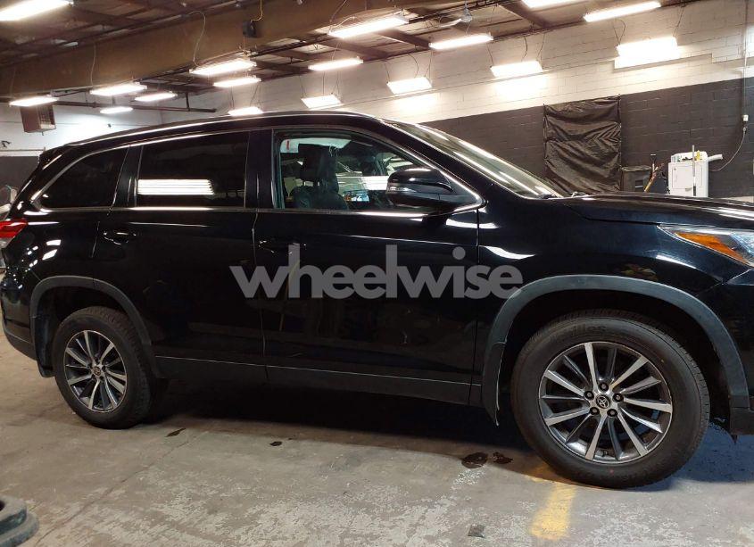 Photo 13 of 2019 Toyota Highlander XLE (VIN 5TDJZRFH4KS629952)