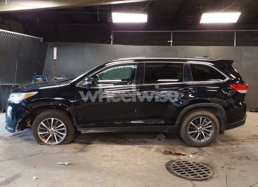 Photo 14 of 2019 Toyota Highlander XLE (VIN 5TDJZRFH4KS629952)