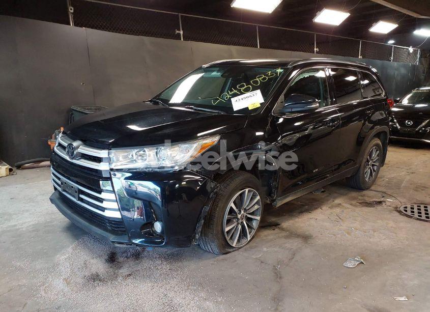 Photo 2 of 2019 Toyota Highlander XLE (VIN 5TDJZRFH4KS629952)