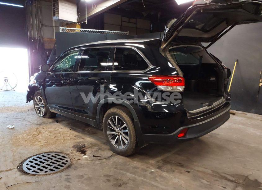 Photo 3 of 2019 Toyota Highlander XLE (VIN 5TDJZRFH4KS629952)