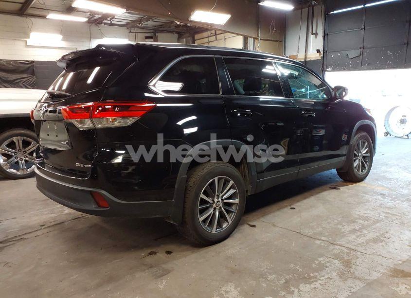 Photo 4 of 2019 Toyota Highlander XLE (VIN 5TDJZRFH4KS629952)