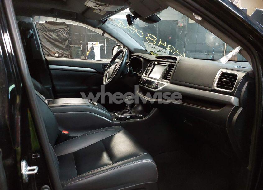 Photo 5 of 2019 Toyota Highlander XLE (VIN 5TDJZRFH4KS629952)