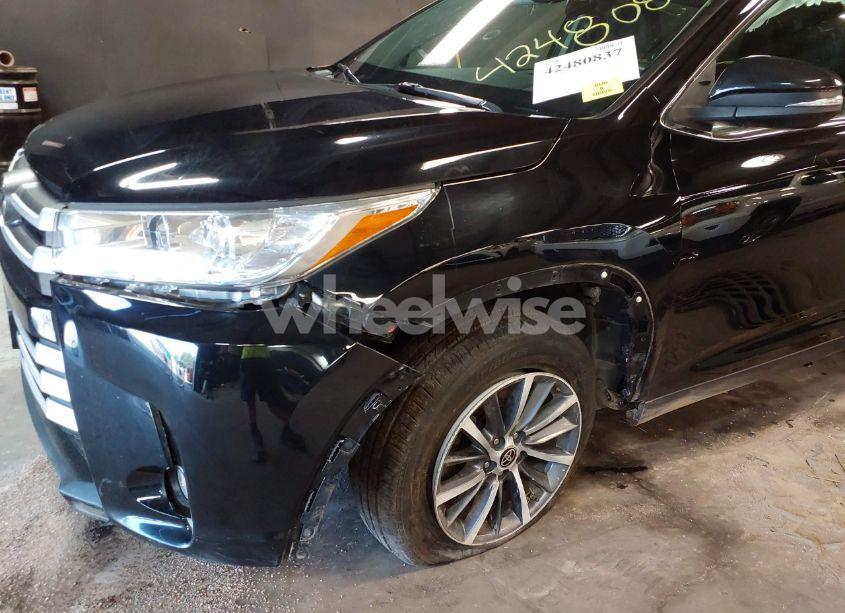 Photo 6 of 2019 Toyota Highlander XLE (VIN 5TDJZRFH4KS629952)