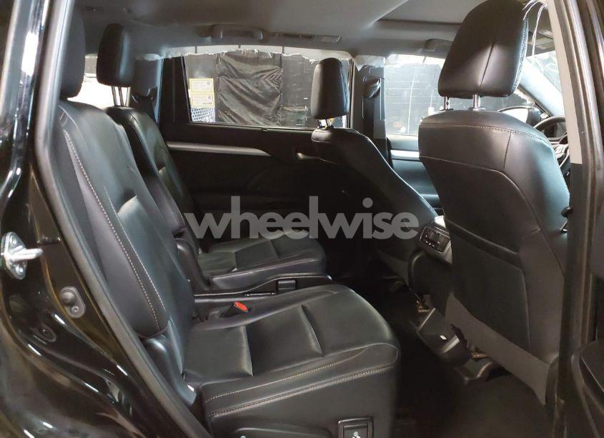 Photo 8 of 2019 Toyota Highlander XLE (VIN 5TDJZRFH4KS629952)